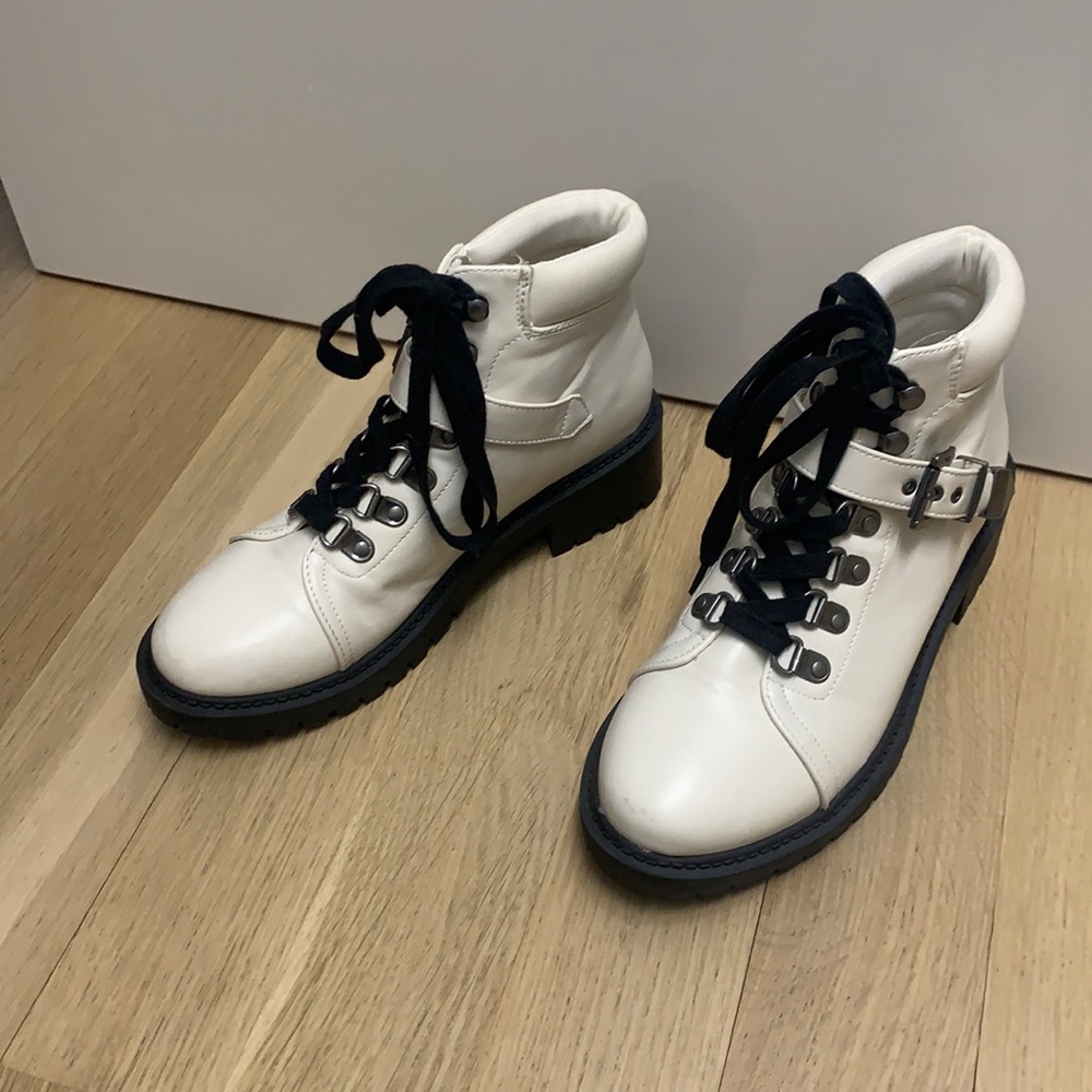 FOREVER 21 white booties size 6